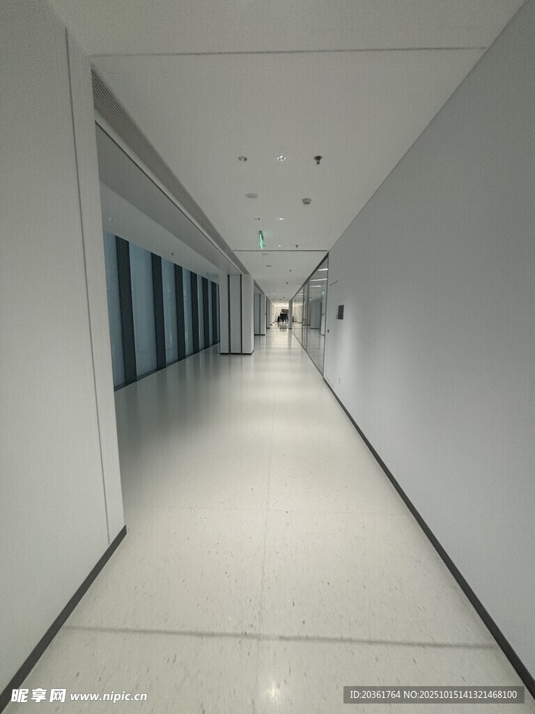 现代简约风格的空旷走廊