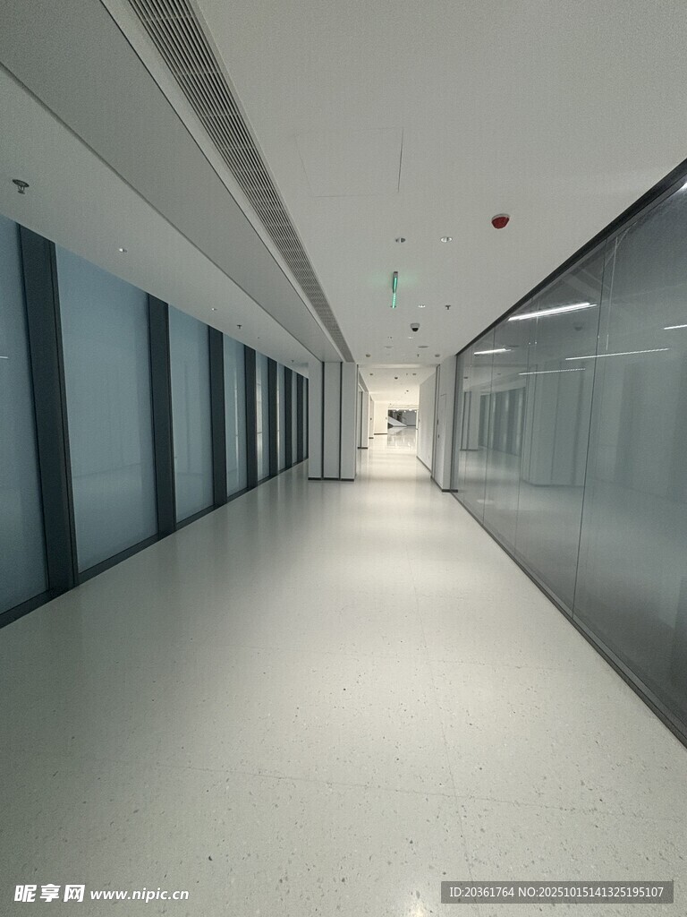 现代简约风格空旷走廊