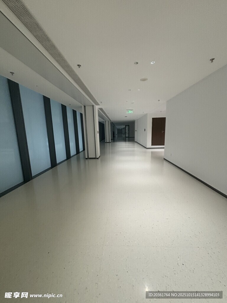 空旷现代风格的室内走廊