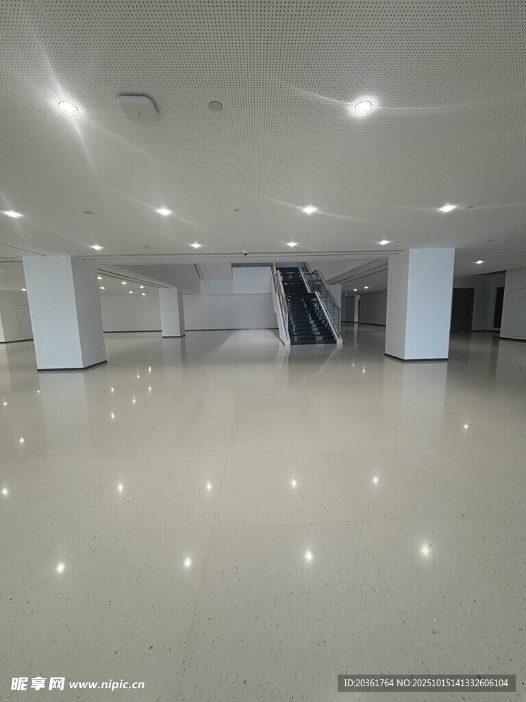 空旷整洁的室内空间场景