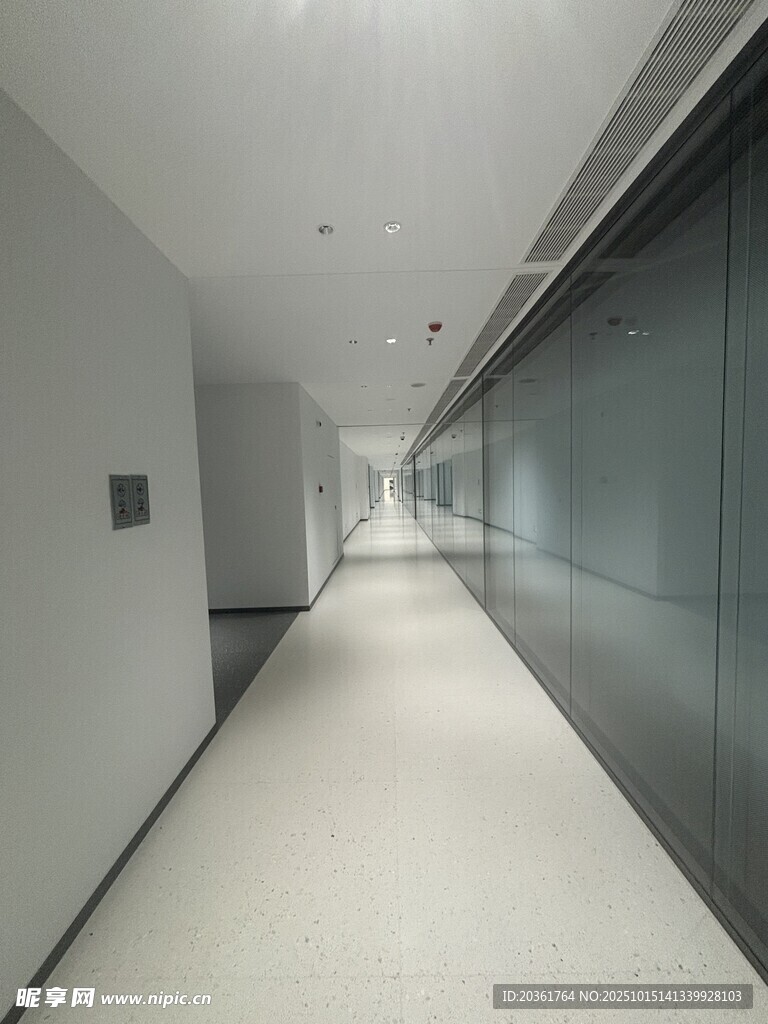 现代简约风格的空旷走廊