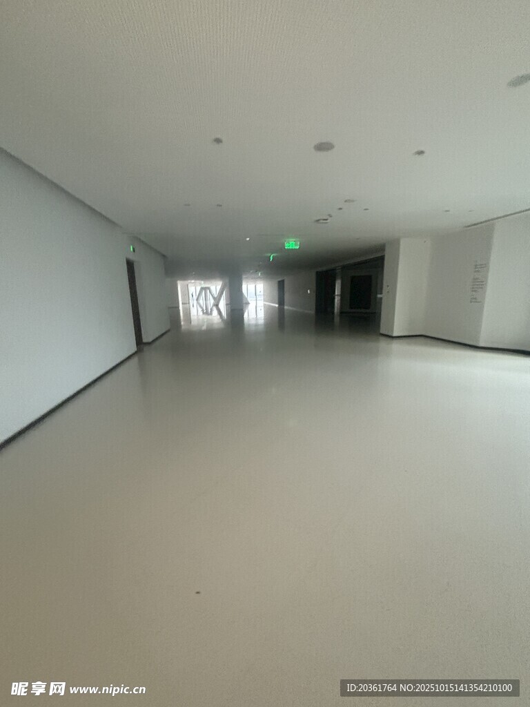 空旷宽敞的室内空间场景
