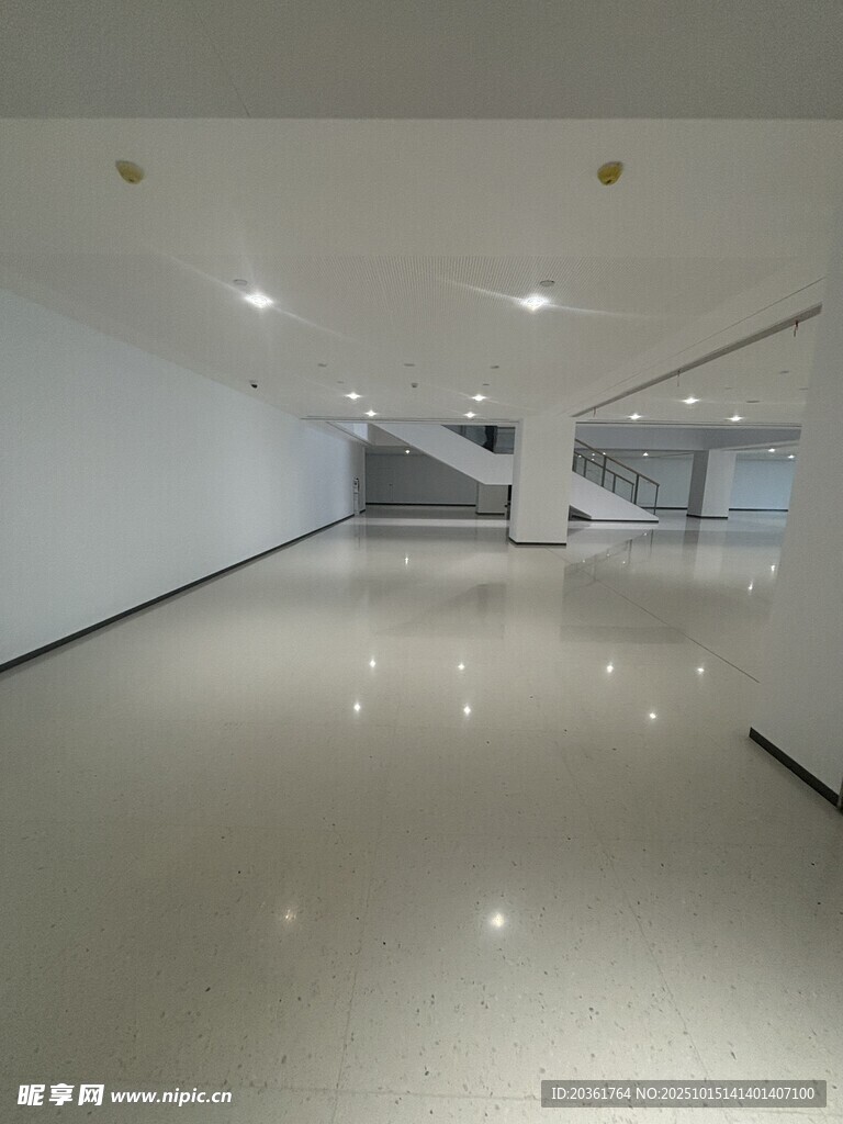 现代空旷办公空间展示
