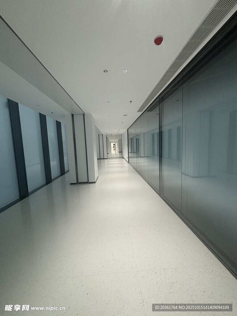 现代简洁风格的办公走廊