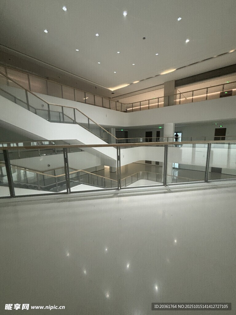 现代空旷多层室内空间
