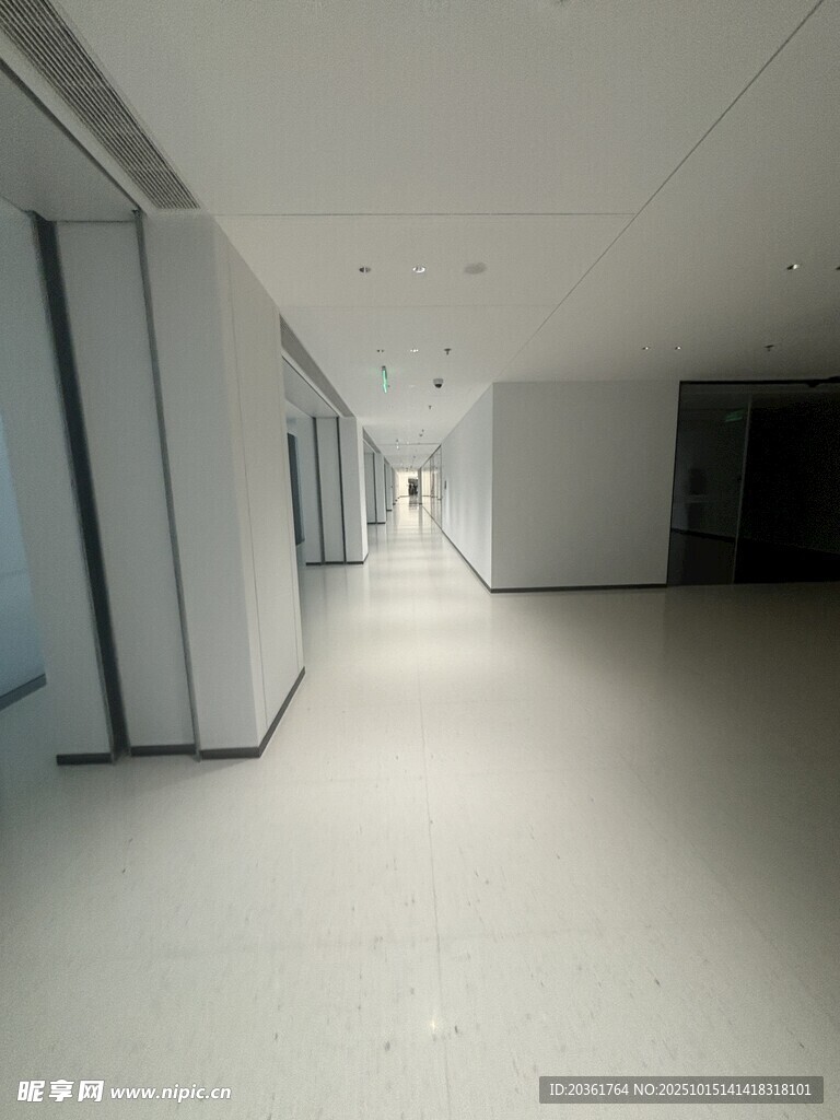 现代简约风格空旷走廊