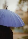 雨中撑蓝伞的模糊身影