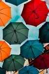 多彩雨伞悬挂空中
