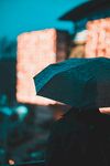 雨中撑伞背影