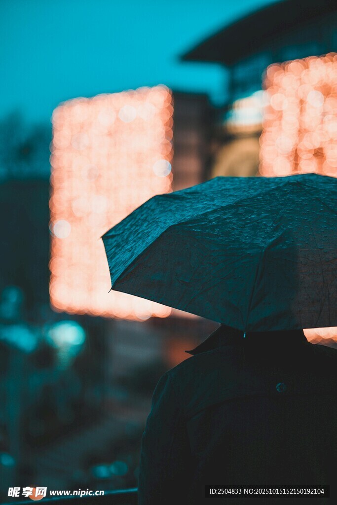 雨中撑伞背影