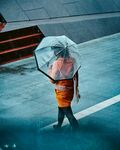 撑伞卡通人物行走于雨中