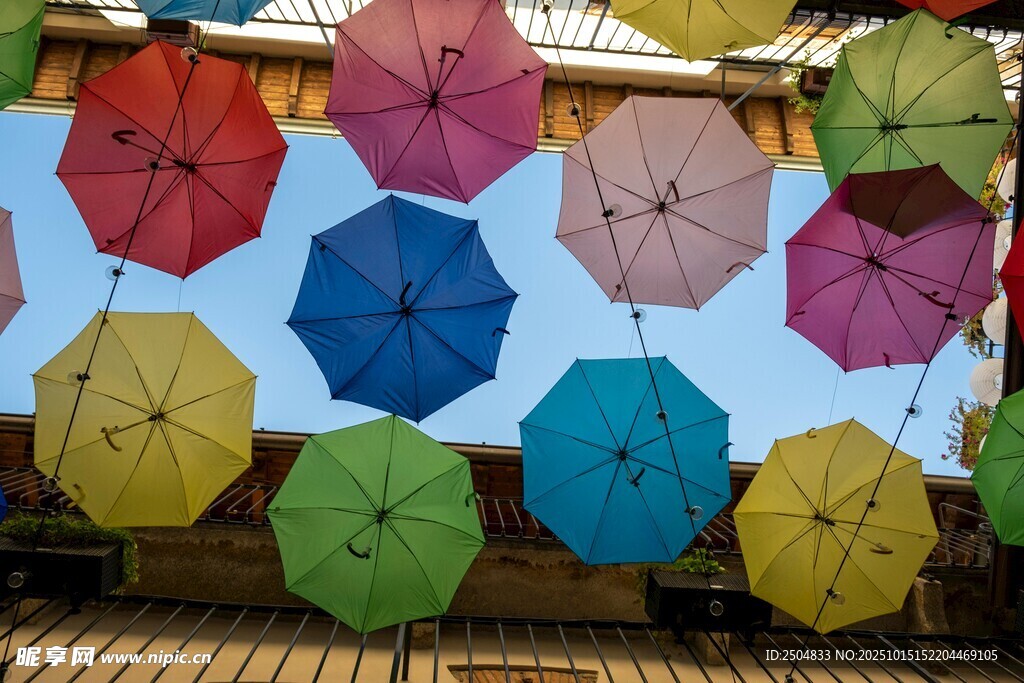 彩色雨伞装饰的独特场景
