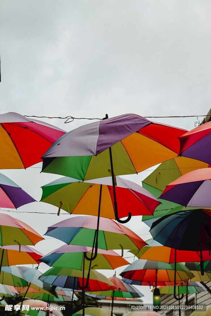 彩色雨伞装点的天空