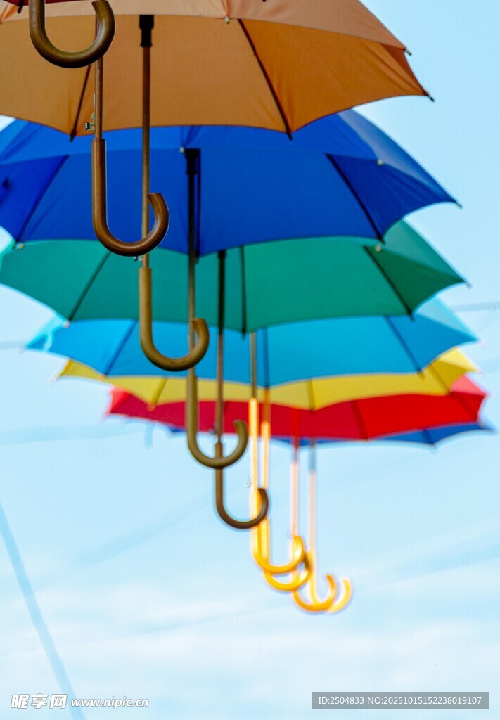 空中多彩雨伞艺术悬挂