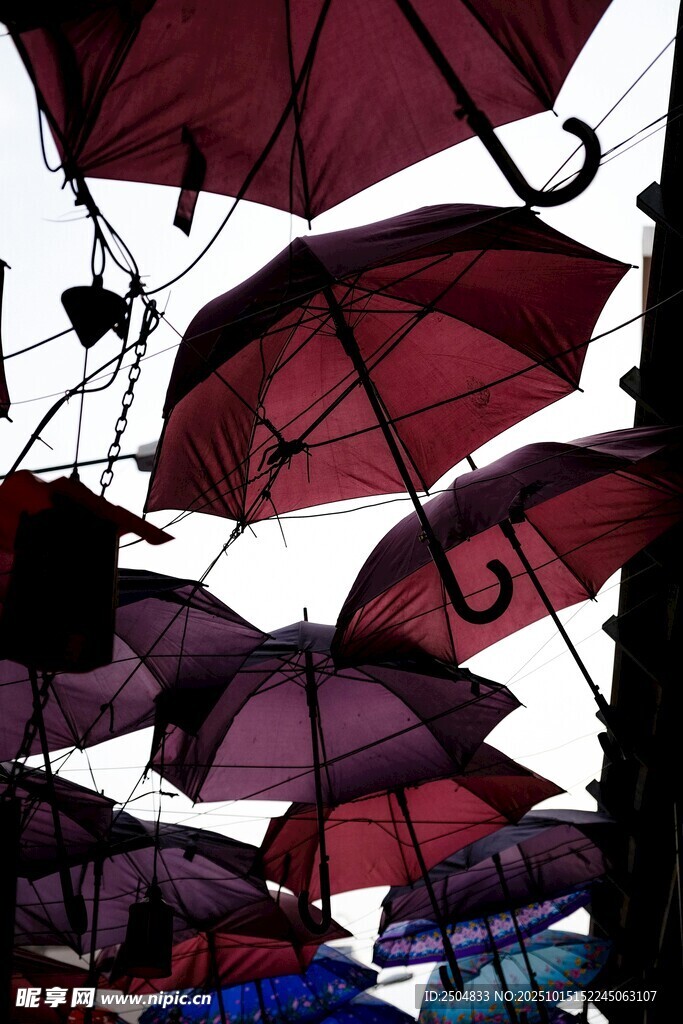 空中悬挂的多彩雨伞景观