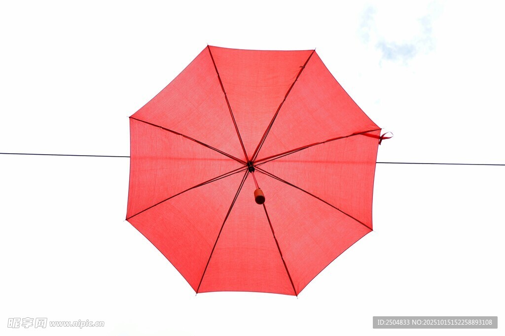 红色雨伞空中悬挂