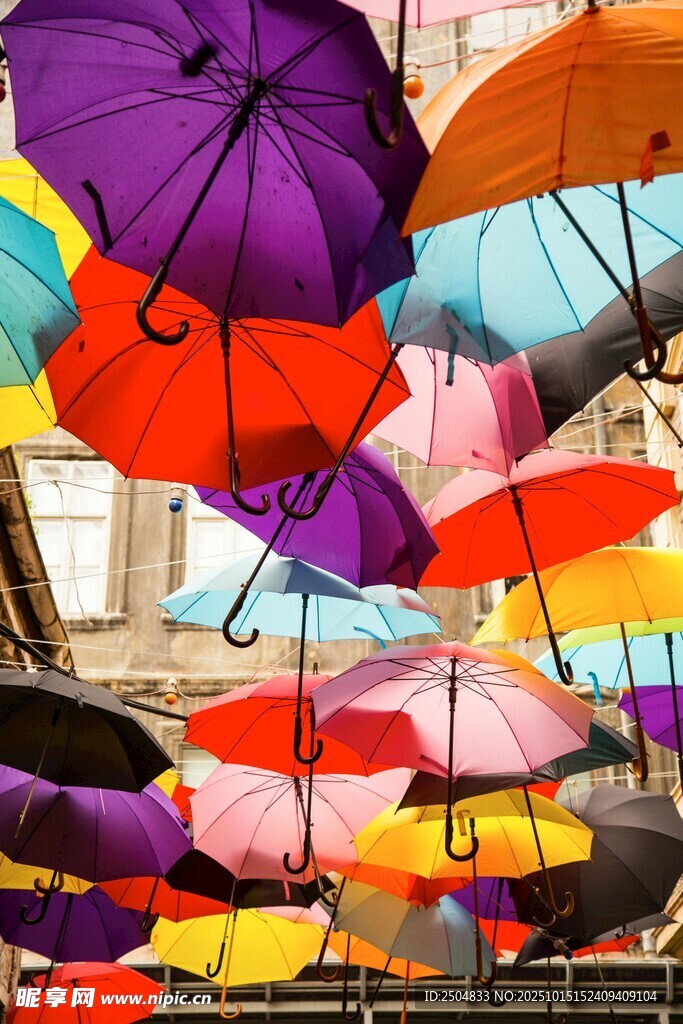 彩色雨伞装点的梦幻街道