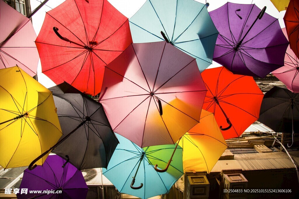 多彩雨伞悬挂空中景观