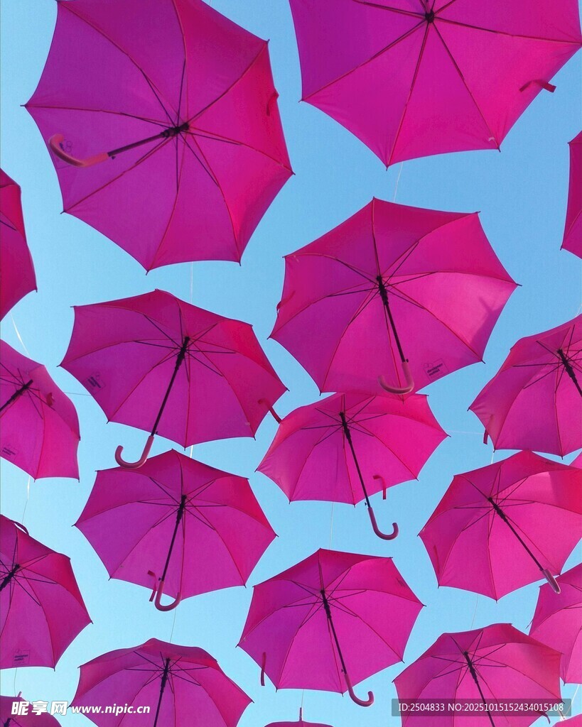 空中悬置的玫红色雨伞