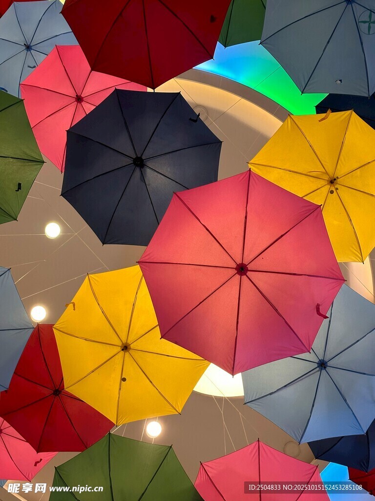 多彩雨伞营造梦幻视觉