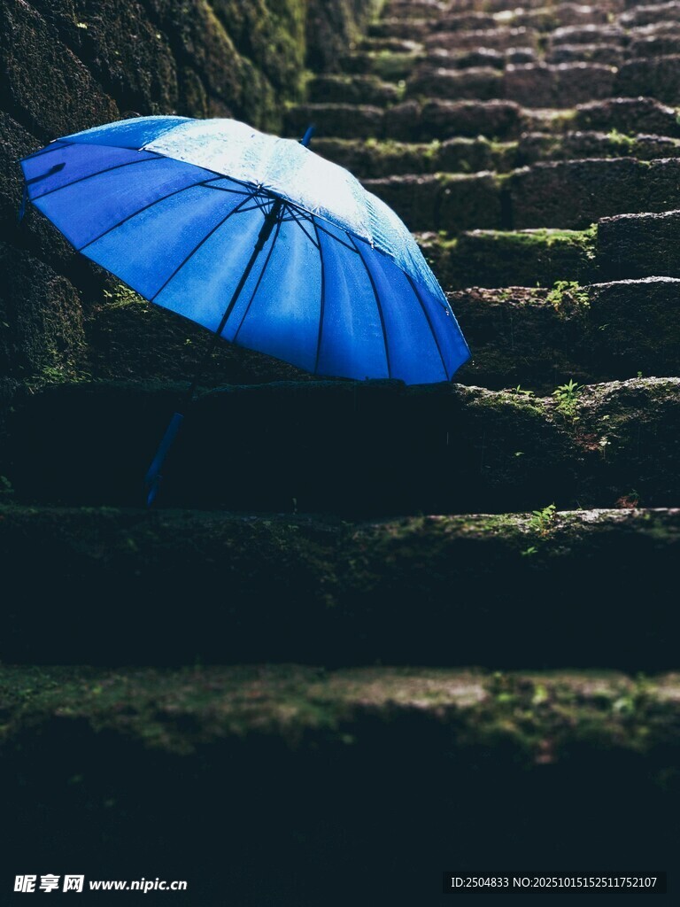 蓝伞静置于石阶之上