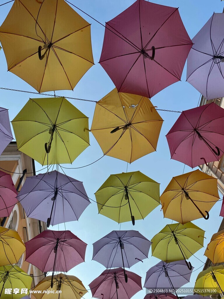 彩色雨伞装点的梦幻天空