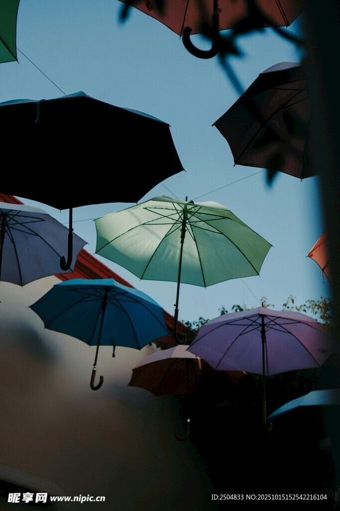 空中多彩雨伞艺术装置