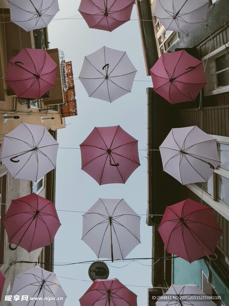 街道上空多彩雨伞装饰