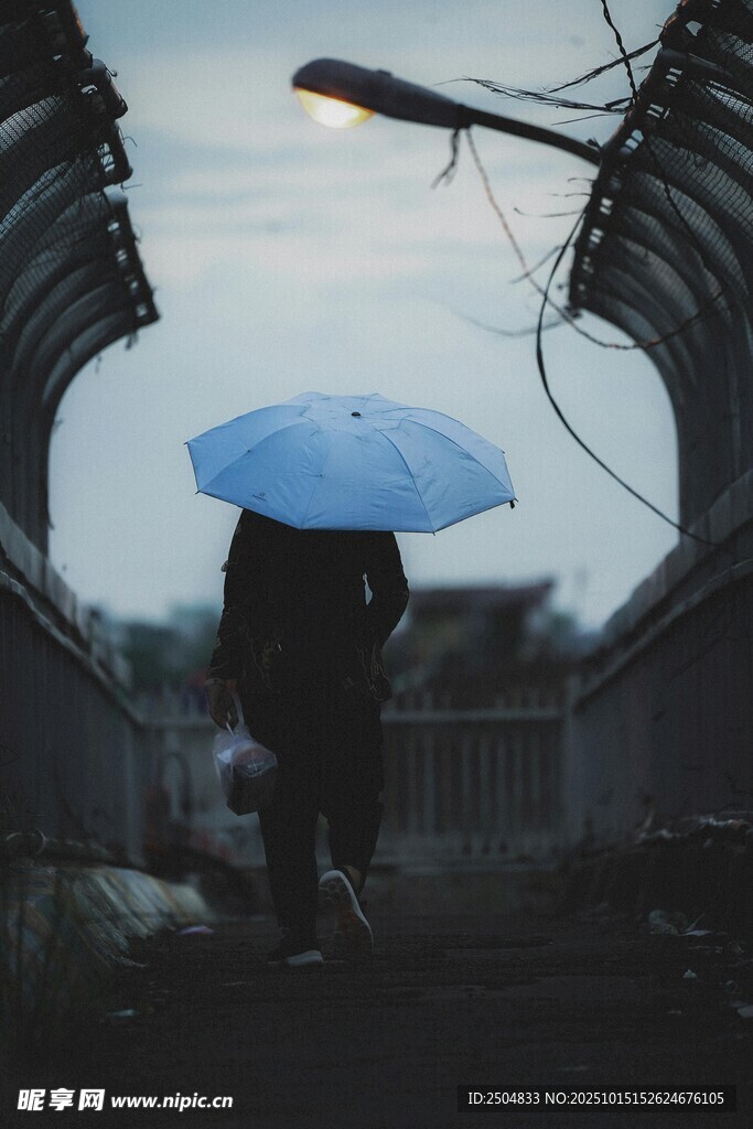 雨中撑伞独行的孤独身影