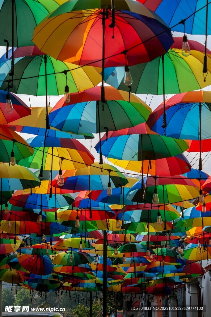 彩色雨伞营造梦幻悬挂景观
