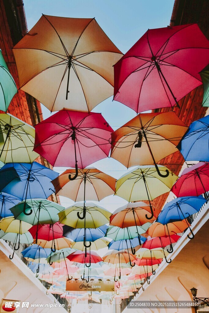 彩色雨伞装点的梦幻街道