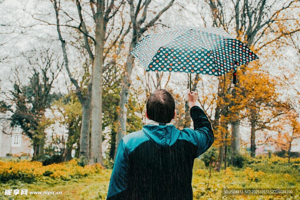 雨中撑伞漫步的孤独身影
