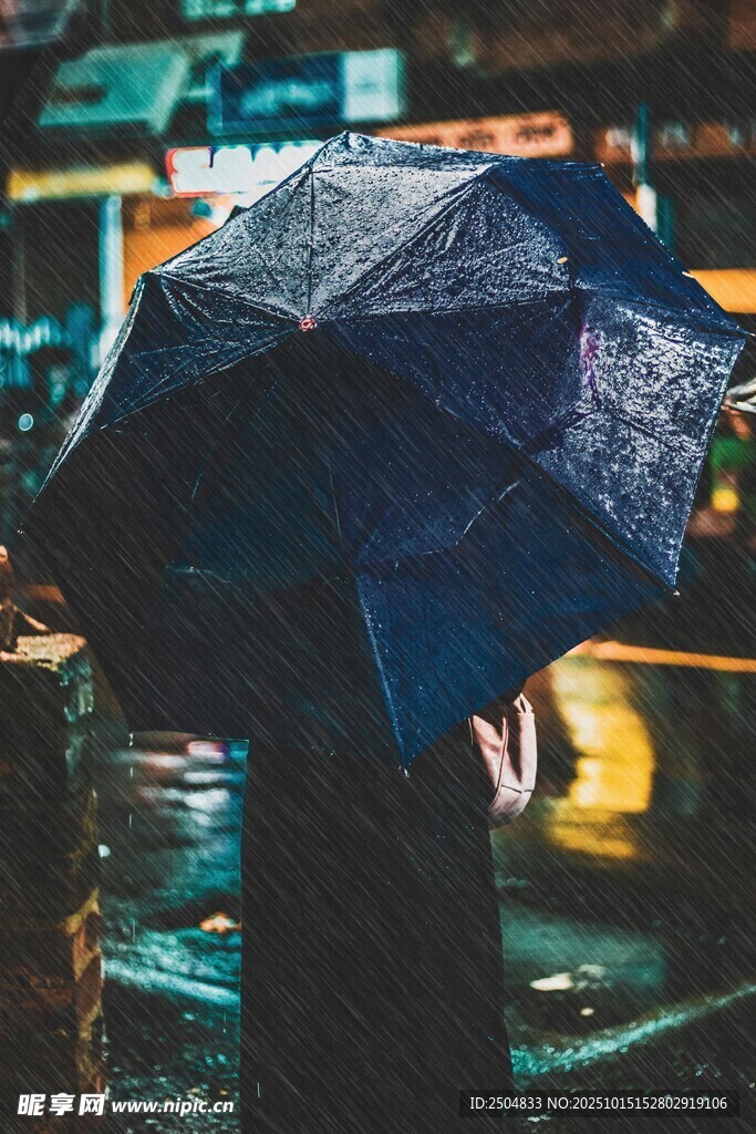 雨中撑伞人 都市夜景情