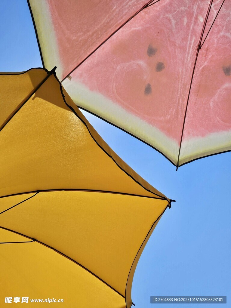 西瓜与遮阳伞的夏日组合