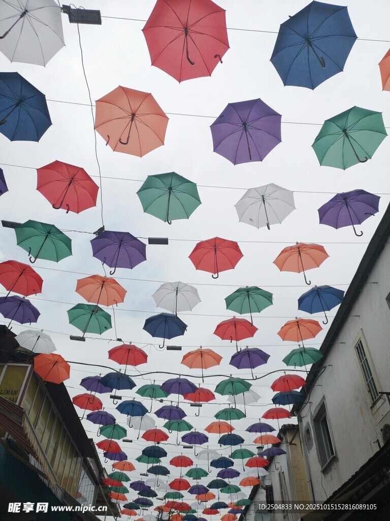 彩色雨伞装点的街道上空
