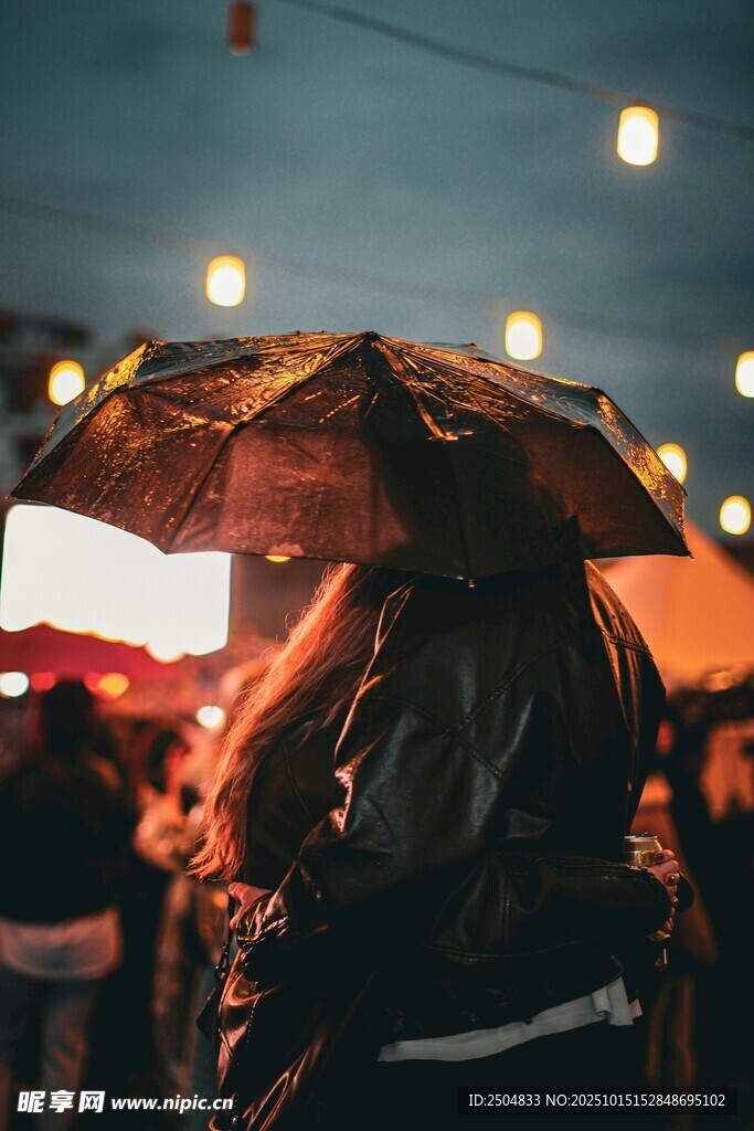 雨中人群中的撑伞身影