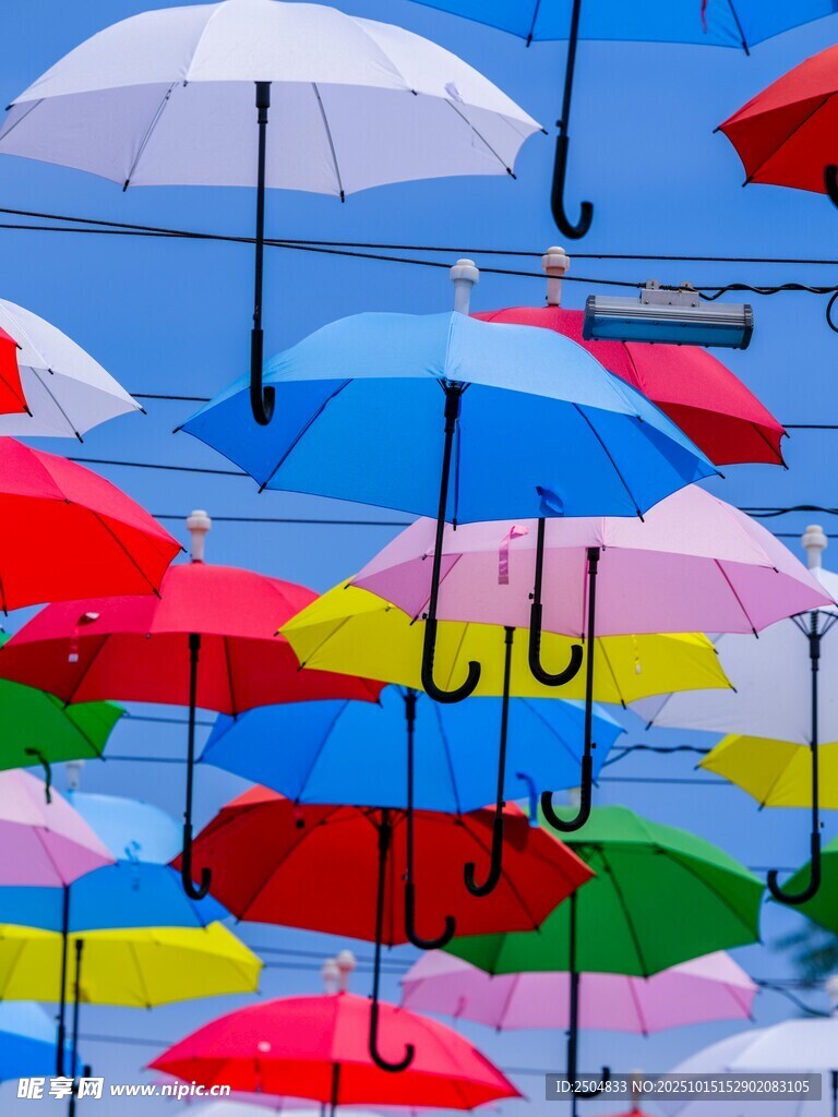 多彩雨伞悬挂营造梦幻场景