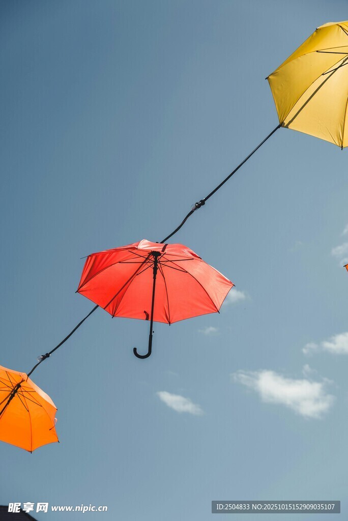 空中悬挂的多彩雨伞