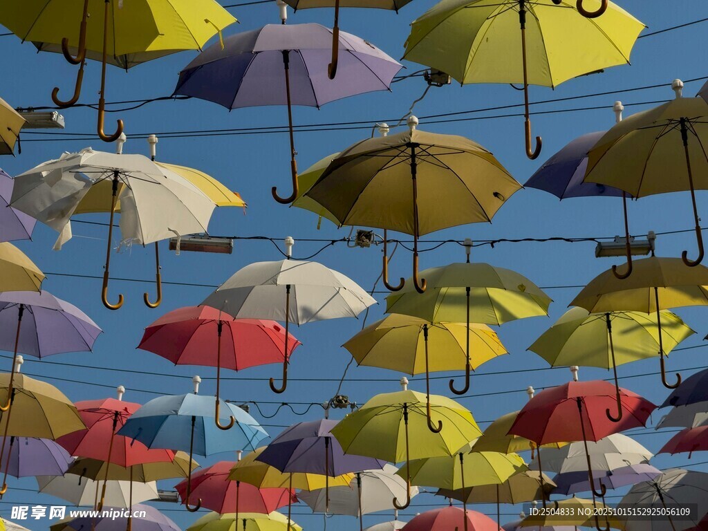 空中多彩雨伞艺术景观