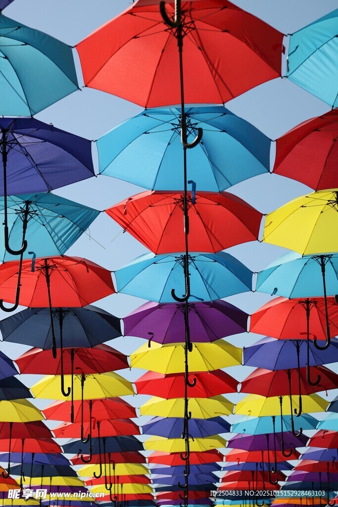 彩色雨伞悬挂的绚丽景象