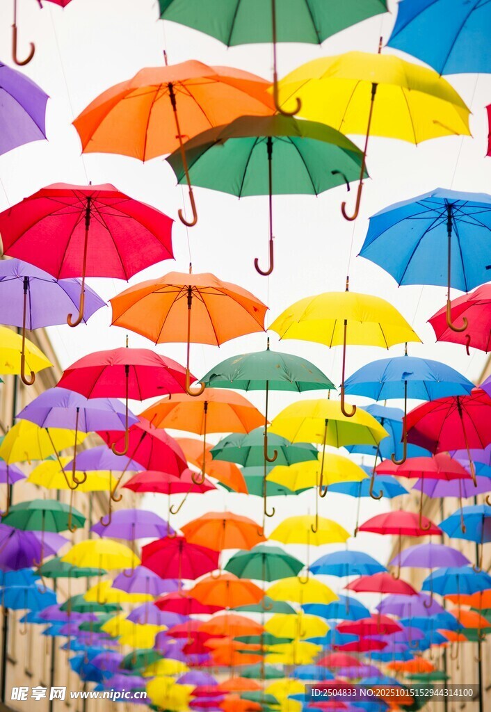 彩色雨伞装点的梦幻空间