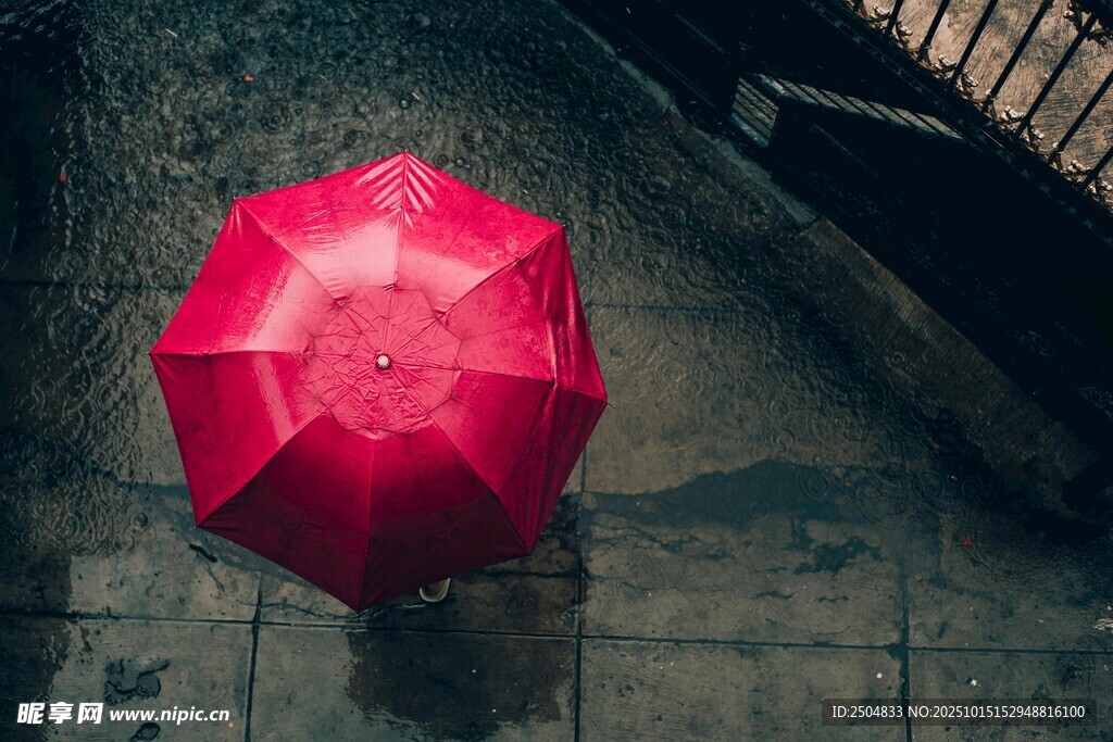 雨中红伞 静谧街道一角
