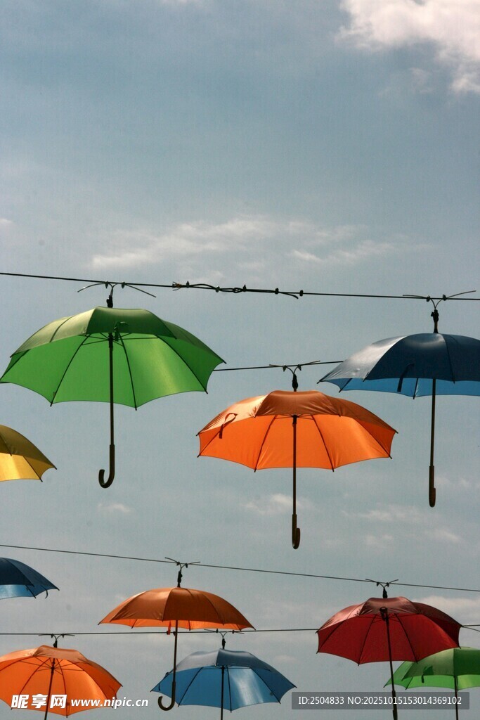 空中悬挂多彩雨伞景观