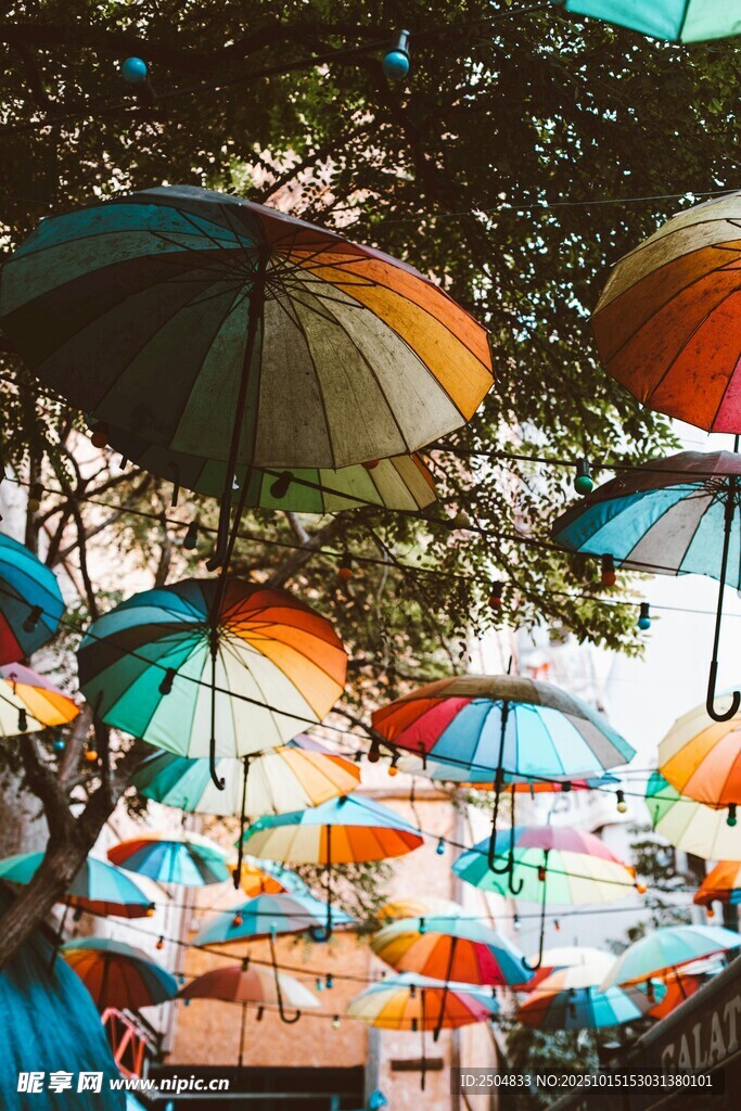 彩色雨伞装点的梦幻街道
