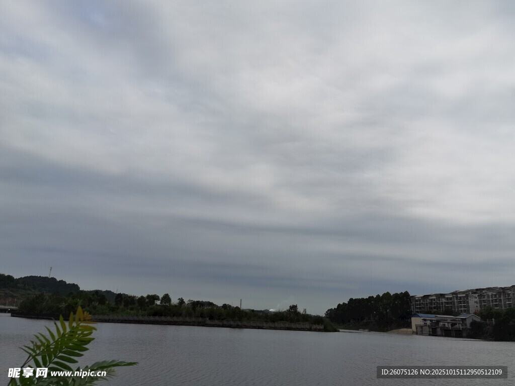 阴天湖畔风景