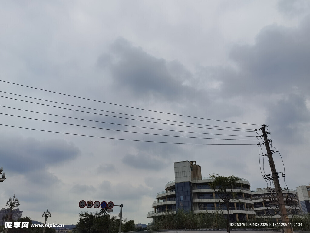 阴天城市景象与架空电线