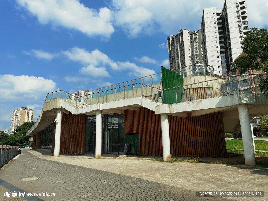 城市中现代风格的长廊建筑