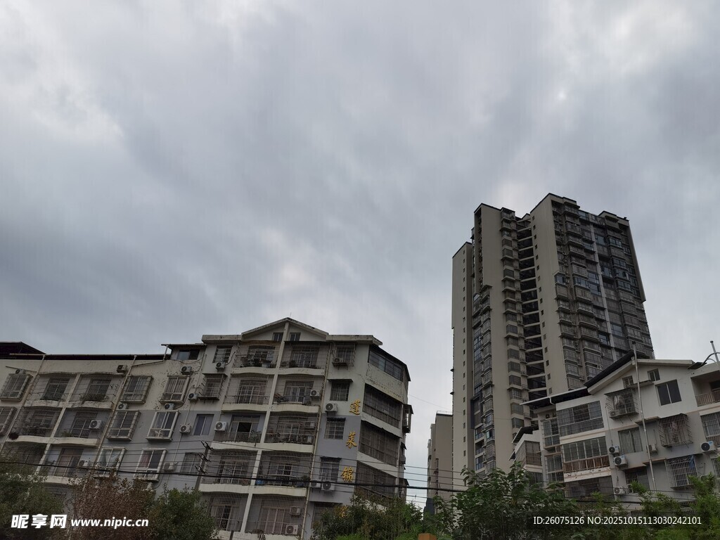 阴天中的城市高层住宅