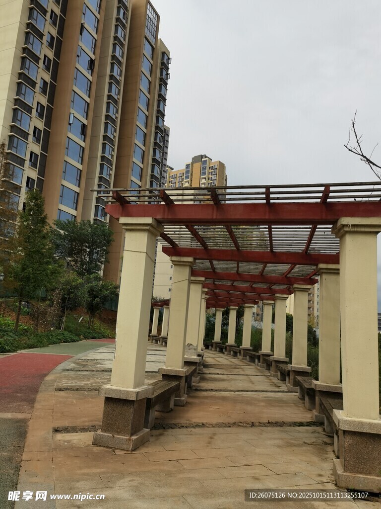 小区内的休闲廊架景观