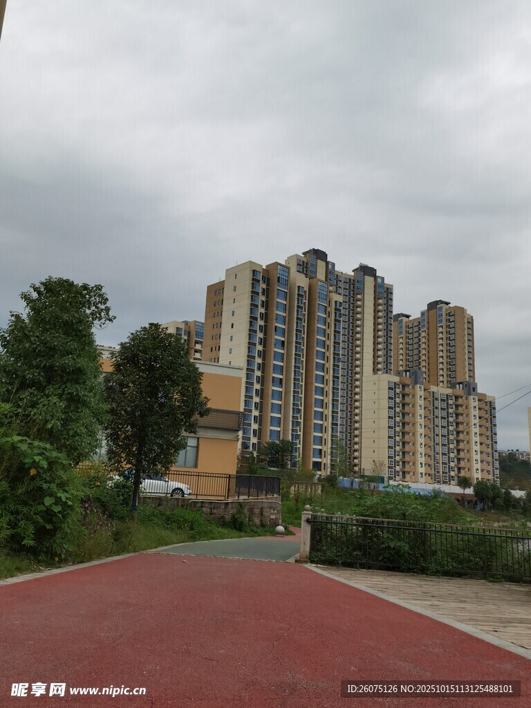 小区旁的红色步道与高楼